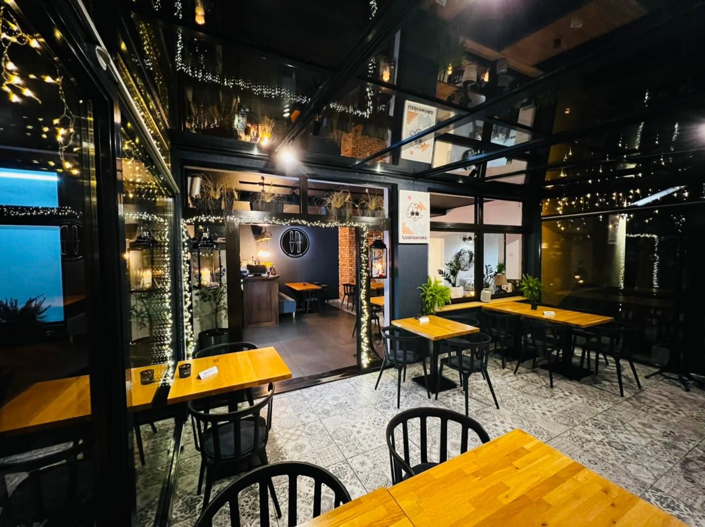 Wnętrze restauracji wieczorem